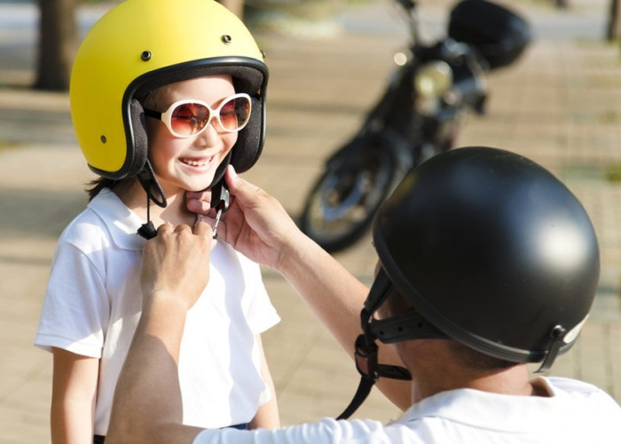 Rekomendasi Aksesoris Motor untuk Berboncengan Bersama Anak agar Semakin Safety