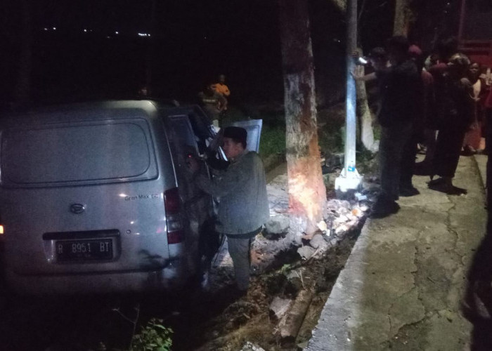 Minibus Terperosok ke Sawah di Adipala Cilacap, Sopir Dievakuasi Tim SAR