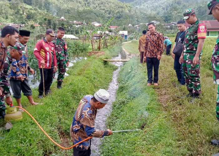 Antisipasi Hama Tikus, Pemdes Sirukun Bagikan 39 Set Fogging kepada Petani