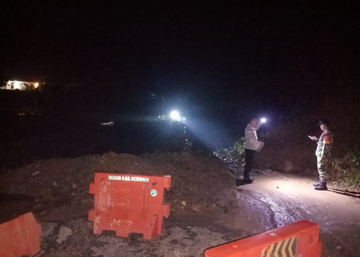 Raya Karangsambung–Sadang Tersendat Longsor