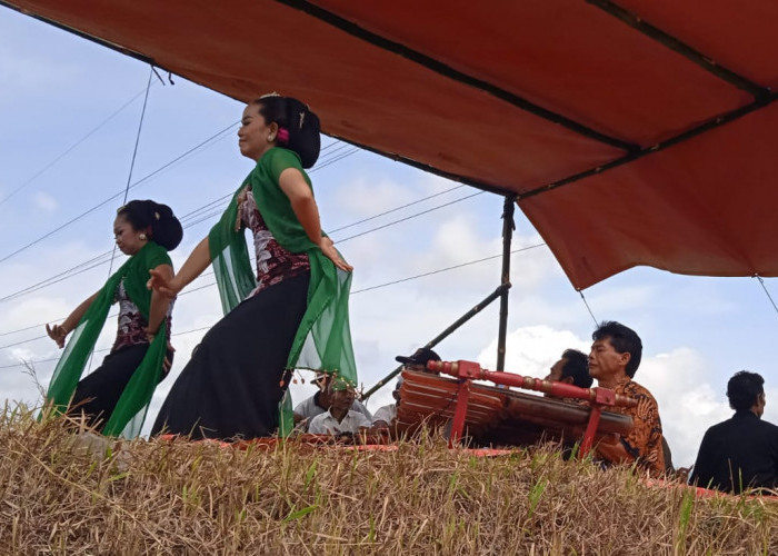 Melangitkan Doa, Dua Penari Lengger Ritual Wujud Bakti pada Leluhur di Desa Prembun Kecamatan Tambak