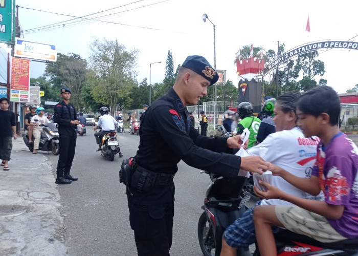Terkejut Dikira Lagi Razia, Ternyata Brimob Lagi Berbagi Takjil