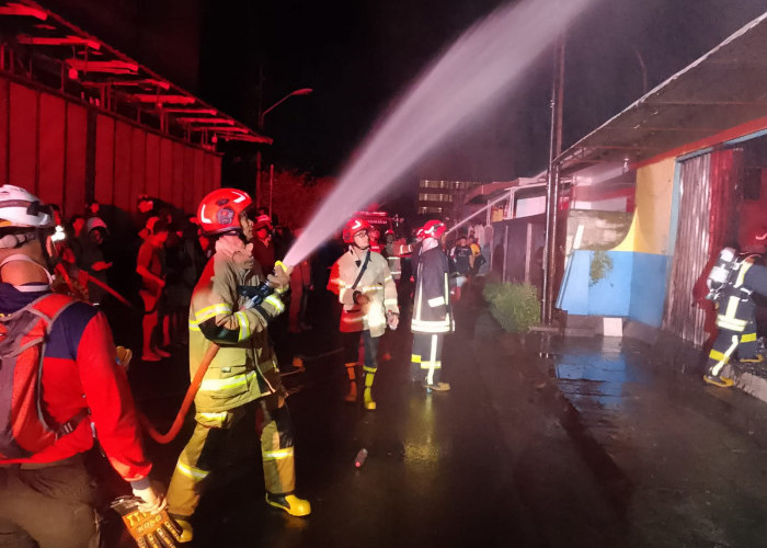 Diduga Korsleting Listrik, Bengkel Motor di Tengah Pemukiman di Sidanegara Cilacap Terbakar