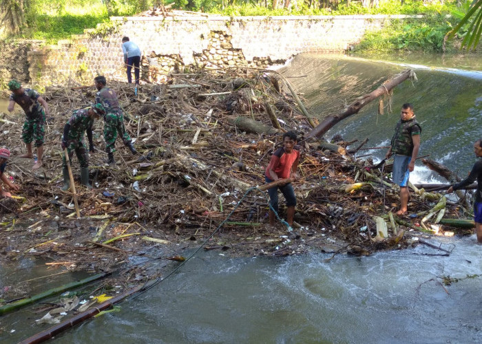  Koramil Sokaraja Bersihkan Sampah di Sungai Berem