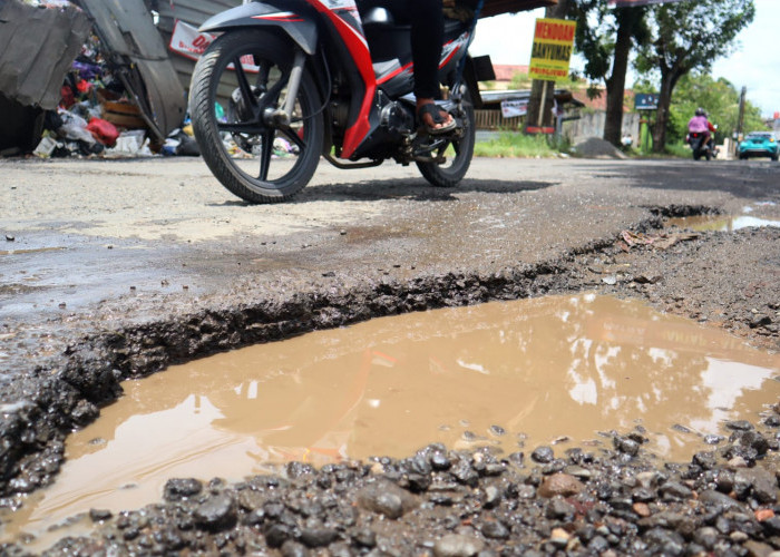 Akses Jalan ke Rumah Sakit Berlubang di Jalan dr Gumberg