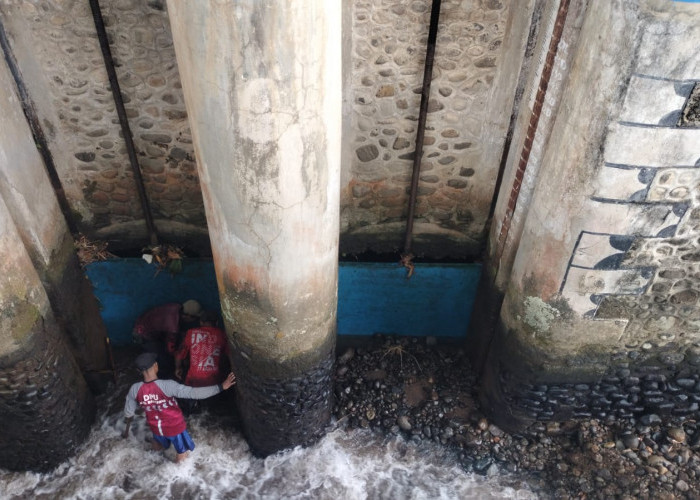 Batuan Koral Sumbat Pintu Intake Bendung Kali Jering, Sendat Pengairan ke Sawah