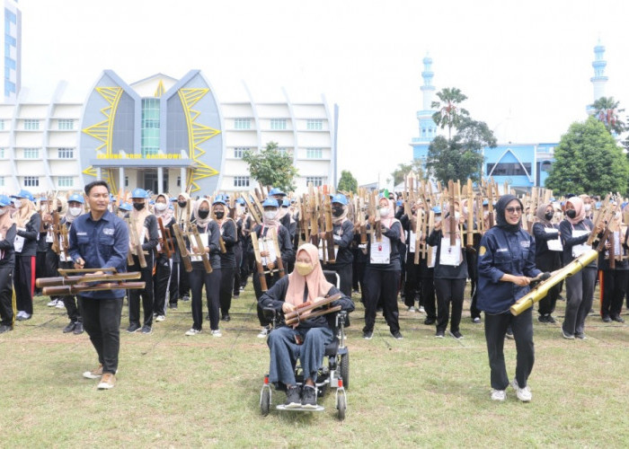 Lagu Sang Surya Muhammadiyah dengan Iringan Musik Kentongan, Pecahkan Rekor Muri oleh Mahasiswa Baru UMP