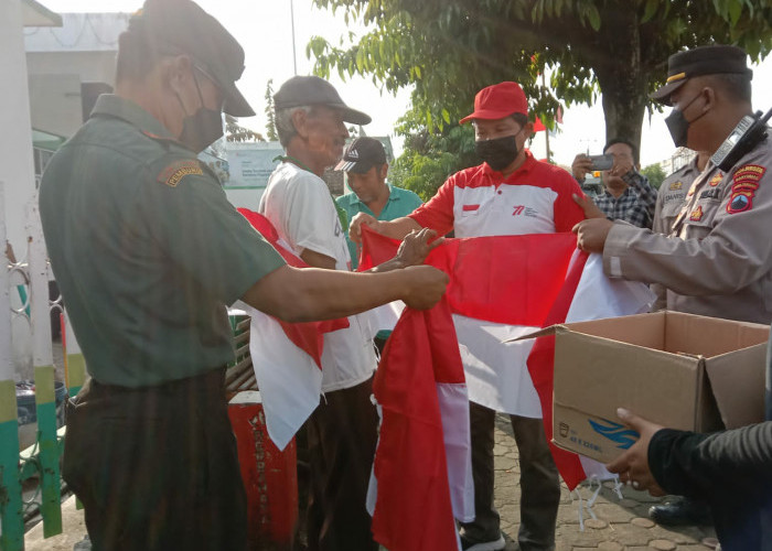 Aksi 10 Juta Bendera Indonesia, Bagi ke Tukang Becak di Sumpiuh