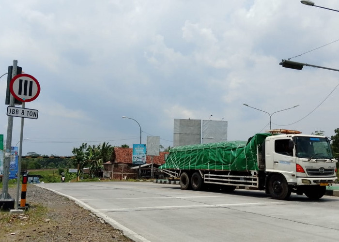 Tronton Masih Nekat Melintas, Tonase Jalan Kota Sumpiuh Banyumas Dibatasi