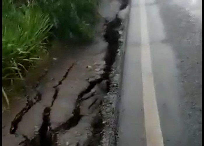 Hujan Deras, Longsor Bahu Jalan Nasional di Kemranjen