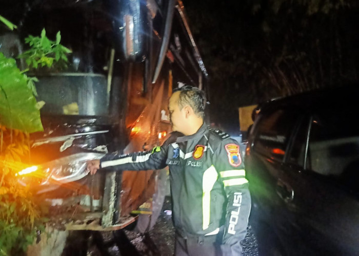 Rem Bus Diduga Blong, Empat Kendaraan  Tabrakan Beruntun di Jalur Turunan Kejawar Banyumas