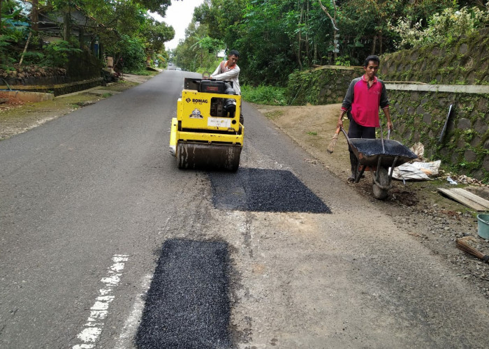 Libur, UPTD Tetap Tambal Lubang