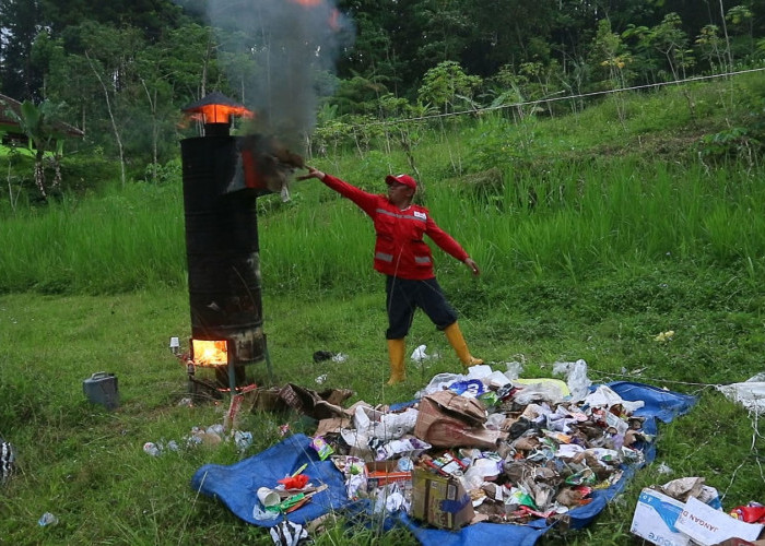 Musnahkan 10 Kuintal Sampah di Lokasi Bencana Situkung Banjarnegara, PMI Gunakan Teknologi Pembakar Sederhana