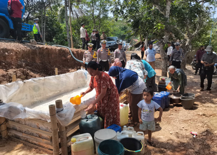 Demi Air Bersih karena Terdampak Musim Kemarau, Warga di Banjarnegara Rela Jalan Kaki 4 Km Turun Bukit