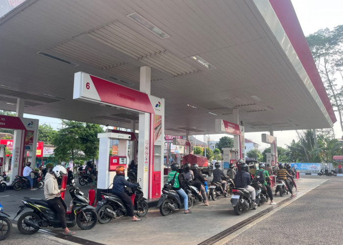 Hari Pertama Harga Pertamax Naik, Pengendara Rela Antre Lebih Lama Demi Pertalite