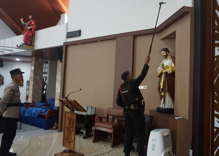 Pastikan Ibadah Natal Aman, Polres Purbalingga Datangkan Tim Gegana Brimob Sterilisasi Gereja