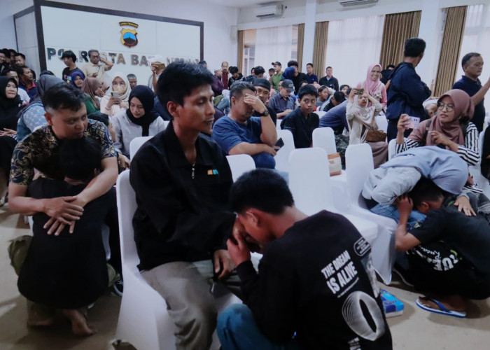 Sujud di Kaki Orang Tua, 40 Pelajar Peserta Demo Ricuh Banyumas Dipulangkan, Ngaku Cuma Ikut-ikutan