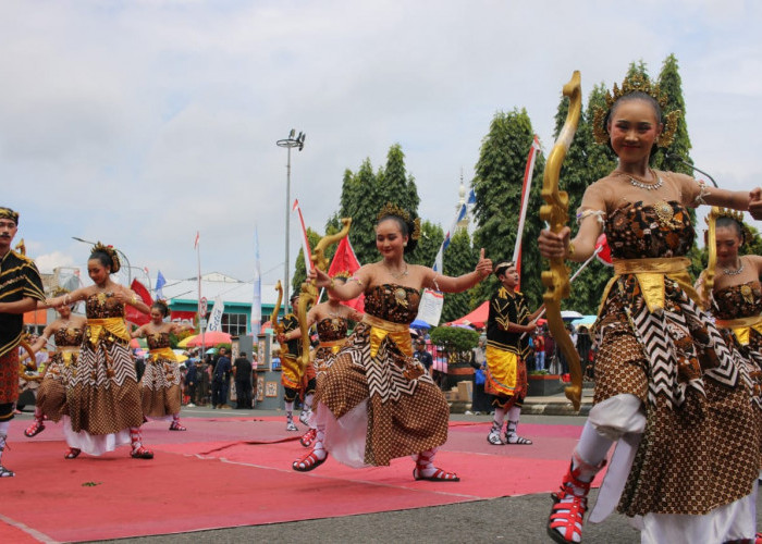 Meriah, Pawai Budaya Hari Jadi Purbalingga ke-194 Sedot Penonton Sampai Finish