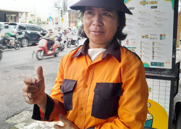 Inspirasi Hari Kartini: Jukir Perempuan Sukses Menguliahkan Anaknya hingga Lulus PGSD UMP