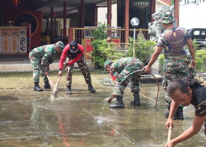Jelang Imlek, TNI-Polri dan Pemcam Sokaraja Bersihkan Klenteng