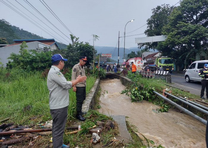 Sudah Surut, Tim Gabungan Gerak Cepat Bersihkan Material Yang Menyumbat Drainase Jalan Ajibarang-Tegal