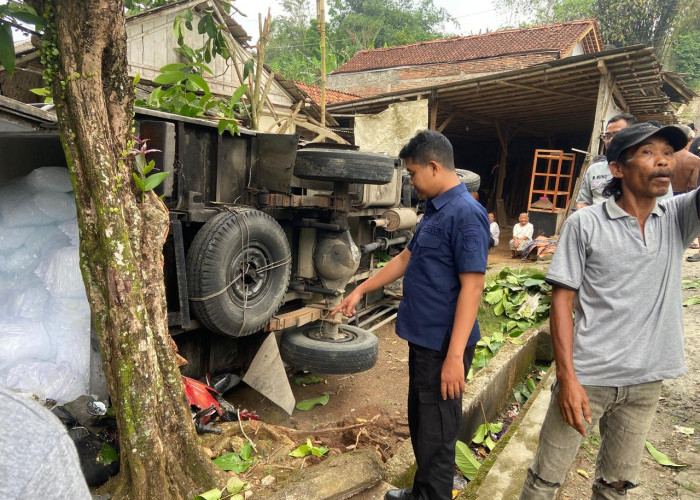 Truk Gagal Nanjak di Wadas Kelir Purwokerto, Mundur Timpa Motor