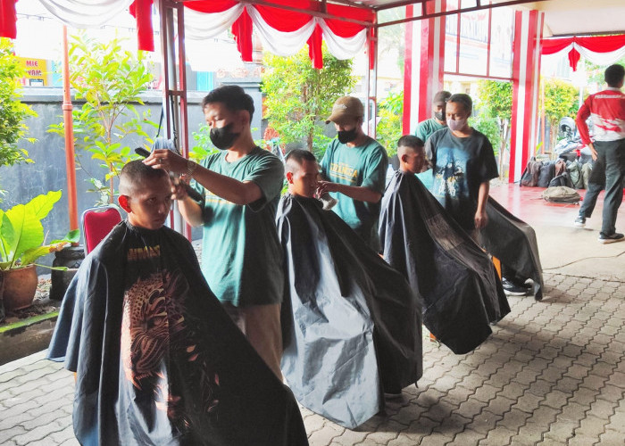 Jelang HUT RI ke-80, Calon Paskibraka Purbalingga Potong Rambut Bersama