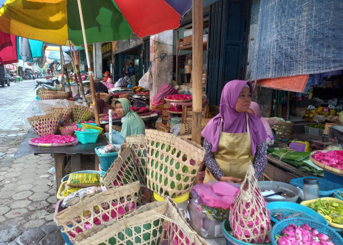 Penjual Bunga Kebumen Berharap Berkah Ramadan