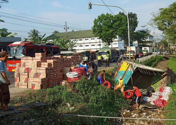 Ditinggal Beli Rokok, Truk Terguling