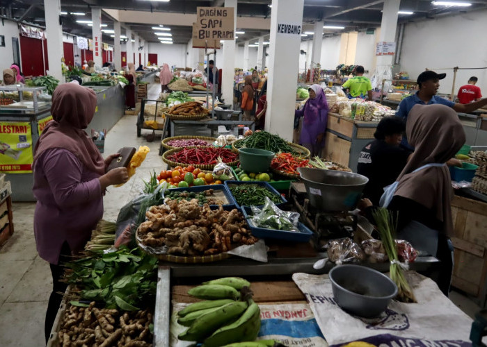Libur MBG Bikin Harga Kebutuhan Pokok Turun di Pasar Wage Purwokerto