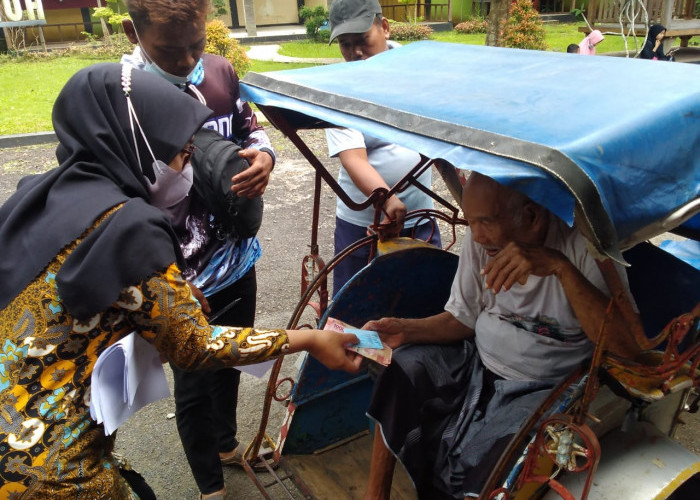 Kesulitan Aktivitas, Lansia Terima Bansos di Becak