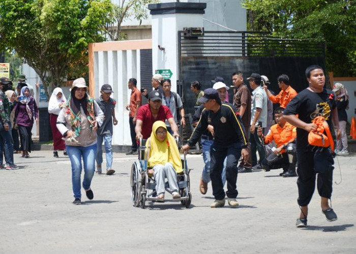 Minimalisir Korban Jiwa, Warga Kelurahan Tegalkamulyan, Cilacap Selatan Lakukan Simulasi Bencana Tsunami