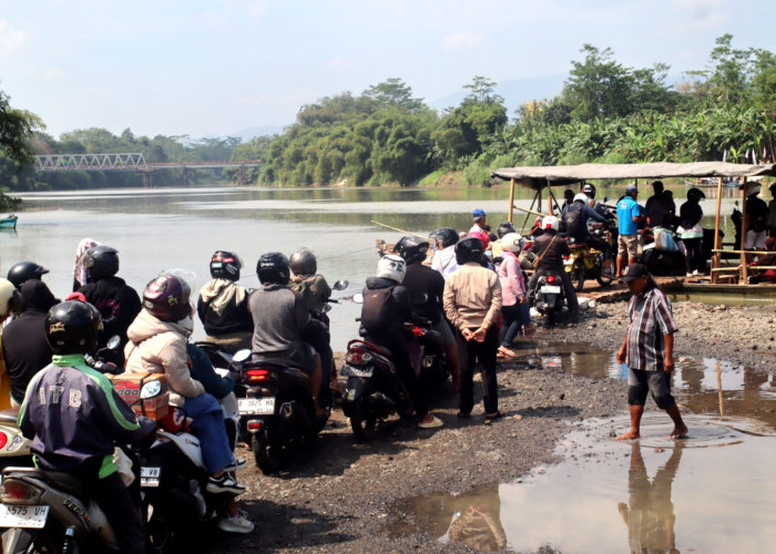 Perahu Jadi Andalan Saat Jembatan Serayu Banyumas Ditutup, Warga Pilih Menyeberang daripada Memutar 45 Menit