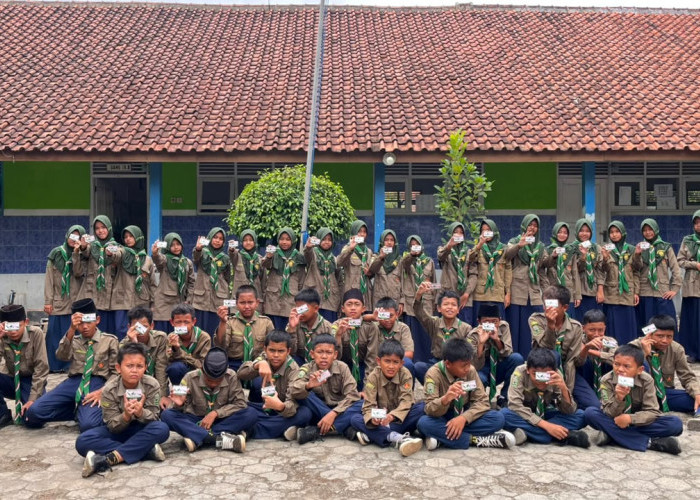 SMP Muhammadiyah 1 Kroya Bagikan Kartu Sehat Muhammadiyah