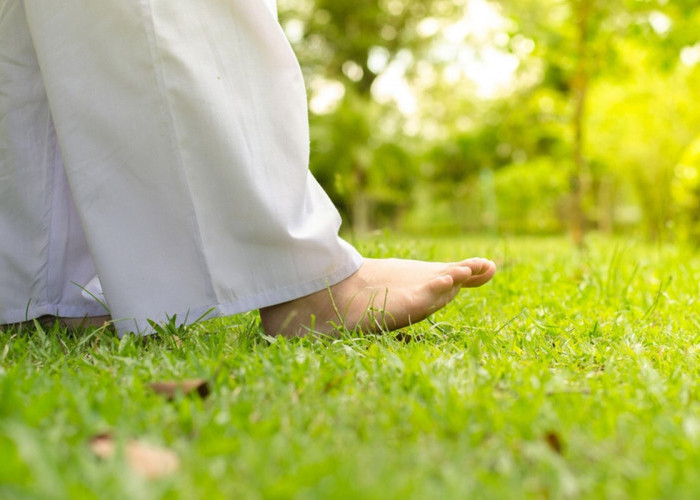 7 Manfaat Meditasi Berjalan untuk Kesehatan Mental dan Fisik, Sangat Baik