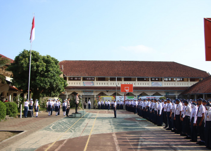 Polisi Blusukan ke Sekolah untuk Cegah Kenakalan Remaja di Banjarnegara