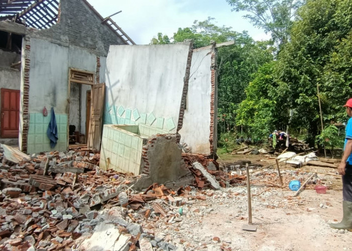 Hujan 14 Jam, Rumah Nyaris Roboh Akibat Longsor di Desa Pengadegan Wangon