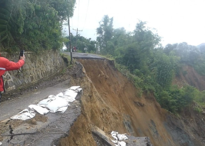Jalan Banjarnegara–Dieng Ambrol Sepanjang 50 Meter, Akses Kendaraan Terputus Total