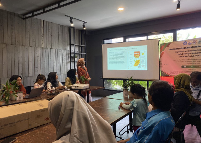 Unperba Dampingi UMKM Mekar Sari Tingkatkan Brand Awareness Produk Kripik Pisang