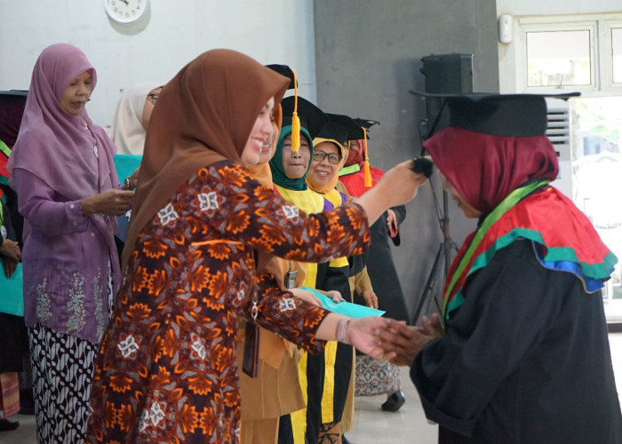 Tak Kenal Usia, 94 Lansia di Banjarnegara Resmi Diwisuda Sekolah BKL Istiqomah