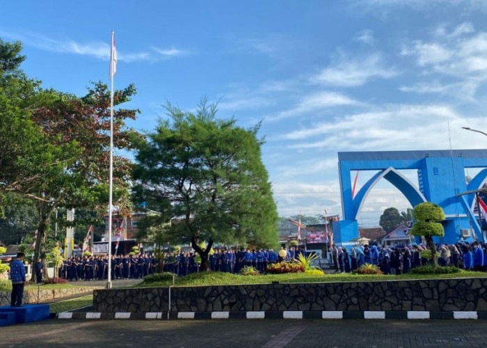 HUT Ke-77 RI, UMP Gelar Upacara Bendera di Halaman Gedung Rektorat