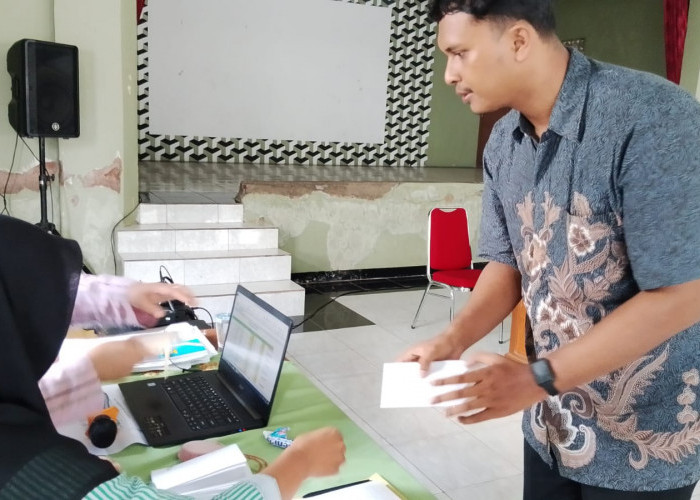 Insentif RT/RW Sumpiuh Banyumas Cair, Dana Operasional Tiga Bulan Dibagikan Tunai kepada 32 Pengurus 