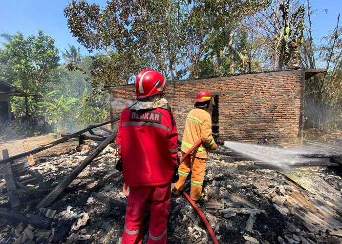 Diduga Akibat Bakar Sampah, Rumah di Nusawungu, Cilacap Ludes Terbakar 