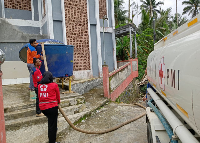 Siagakan Truk Tangki Pasok Air Bersih Warga Terdampak Longsor Situkung