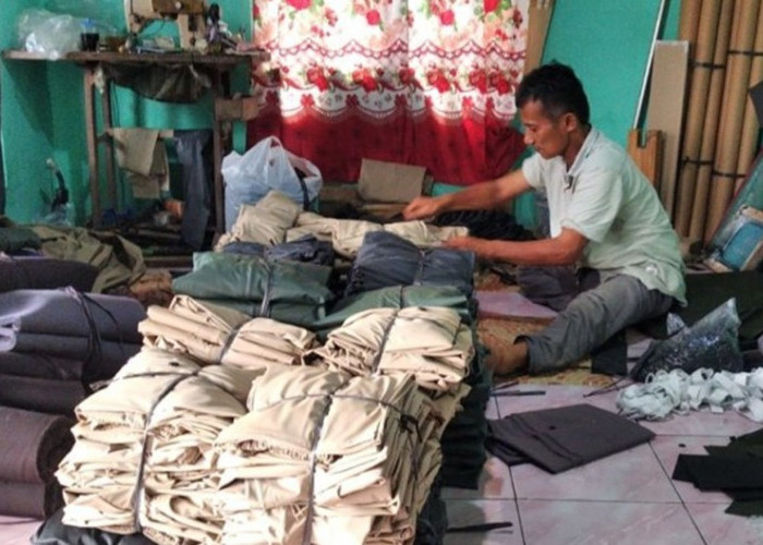 Jas Hujan Jadi Sumber Penghidupan Ribuan Warga Roworejo, Kebumen