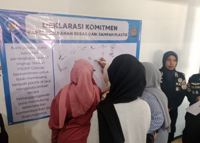 Pelaku Usaha Perikanan di Cilacap Komitmen Tidak Buang Sampah Plastik ke Laut