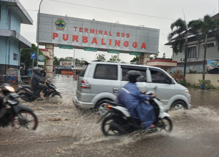 Satu Jam Diguyur Hujan, Area Terminal Bus Purbalingga Tergenang Banjir