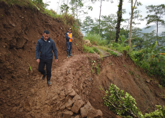 Longsor di Desa Danasari, Akses Jalan Warga Terputus