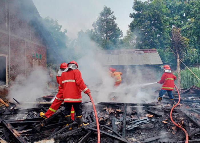 Api dari Tungku Ratakan Rumah Kayu di Patikraja, Kerugian Capai Rp 40 Juta