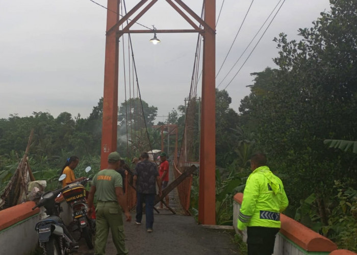 Jembatan Gantung Penghubung Desa Sidabowa dan Karanganyar Ditutup Akibat Longsor